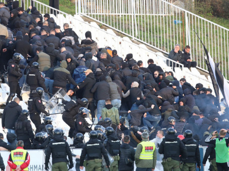 Navijači Partizana izazvali dva prekida na Banovom brdu: Utakmica odložena za sredu