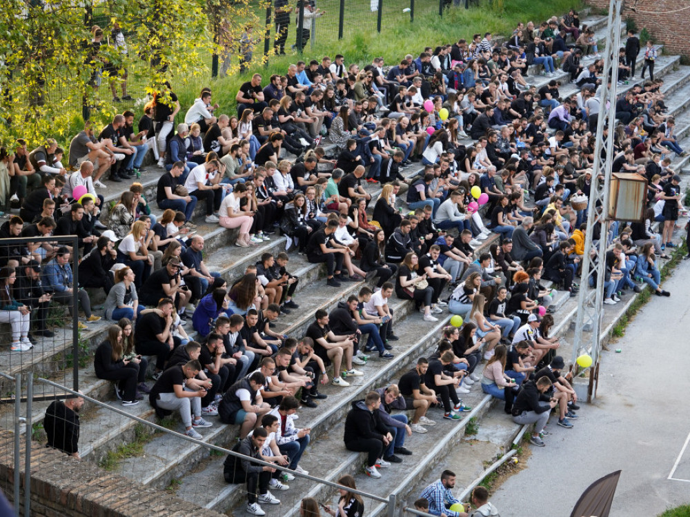 Nekoliko hiljada navijača Partizana prati utakmicu na Kalemegdanu