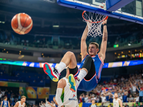 Nikola Jović sa balkona Skupštine otišao po dipolomu srednje škole