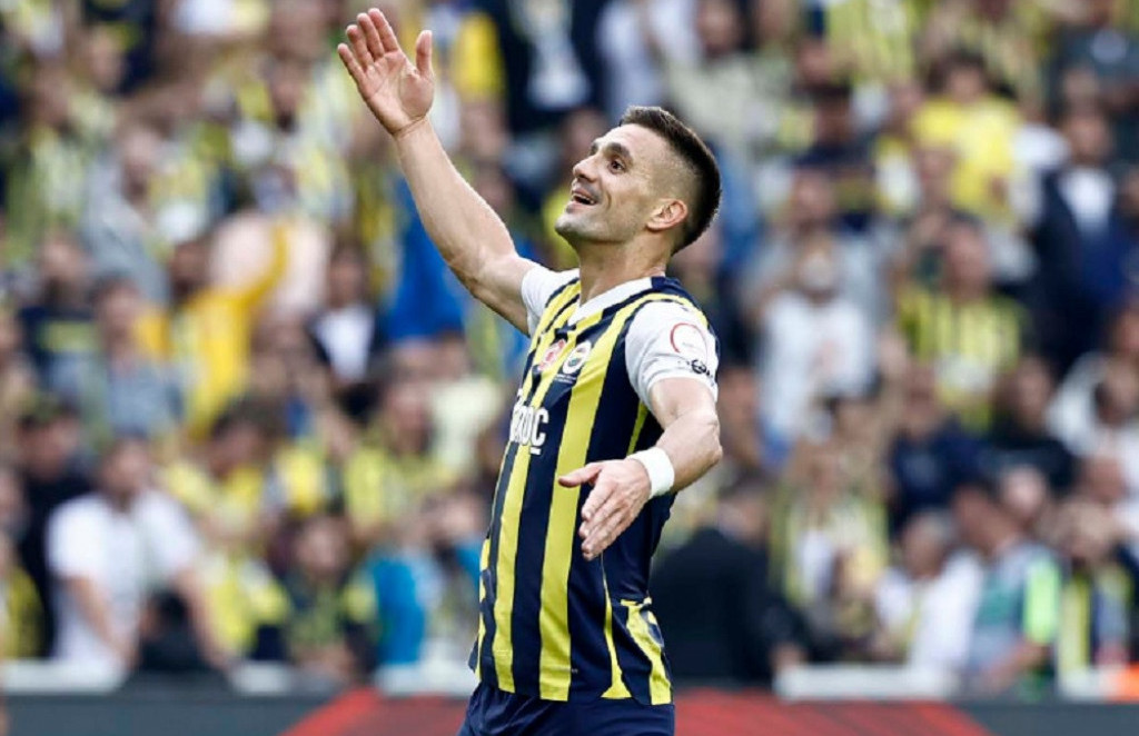 Dušan tadić, fudbaler Fenerbahčea, obraća se publici