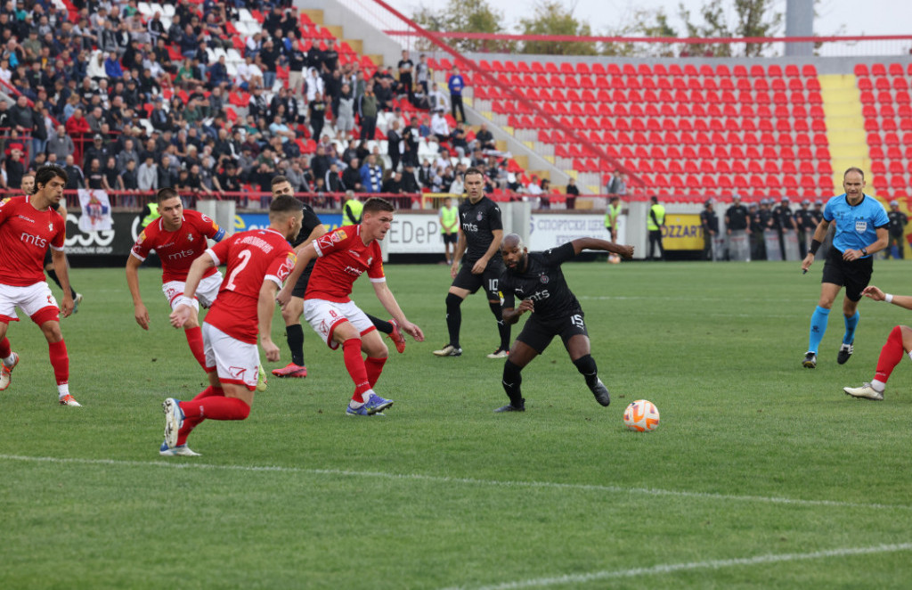 (KRAJ) Napredak - Partizan 0:2: Crno-beli novi lider Mozzart bet Superlige