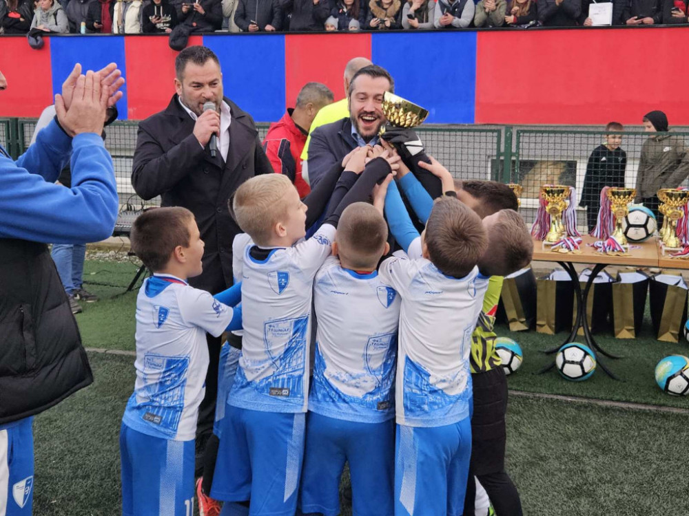 Kup Bežanije: Direktor ACG, Nebojša Žugić dodelio nagrade najuspešnijim ekipama i poklone deci sa autizmom