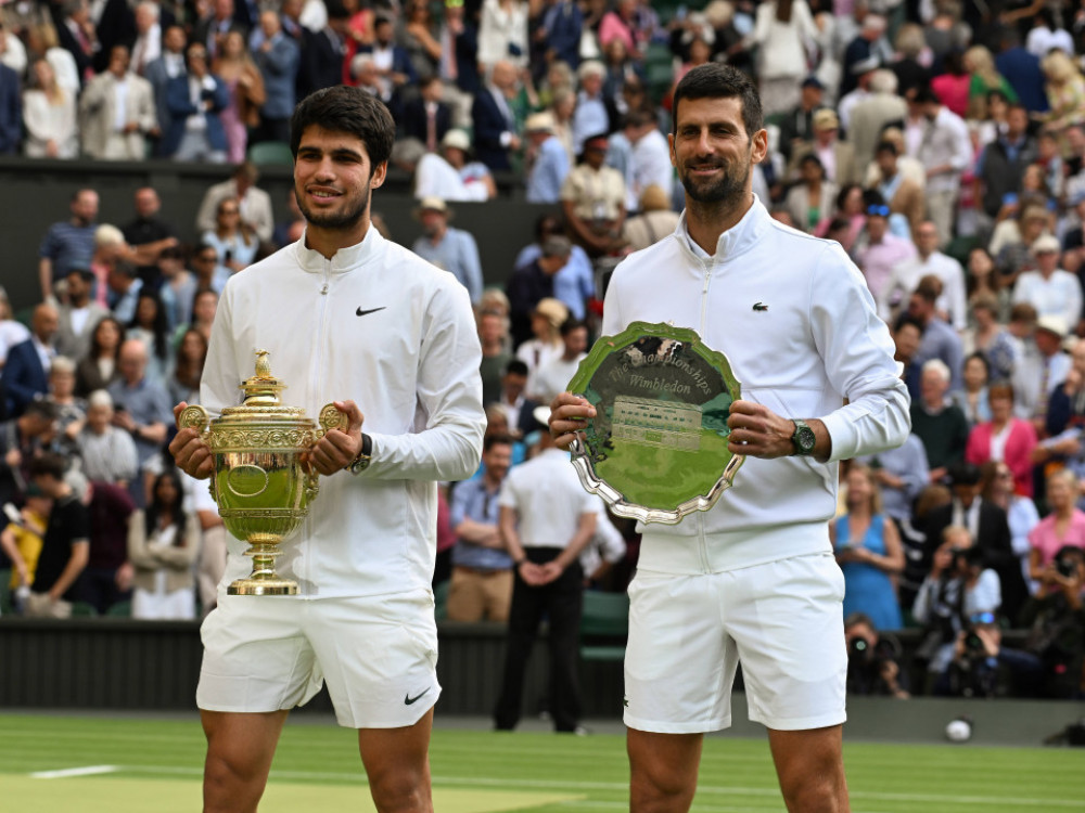 Novak Đoković i Karlos Alkaraz poziraju sa trofejima u finalu Vimbldona