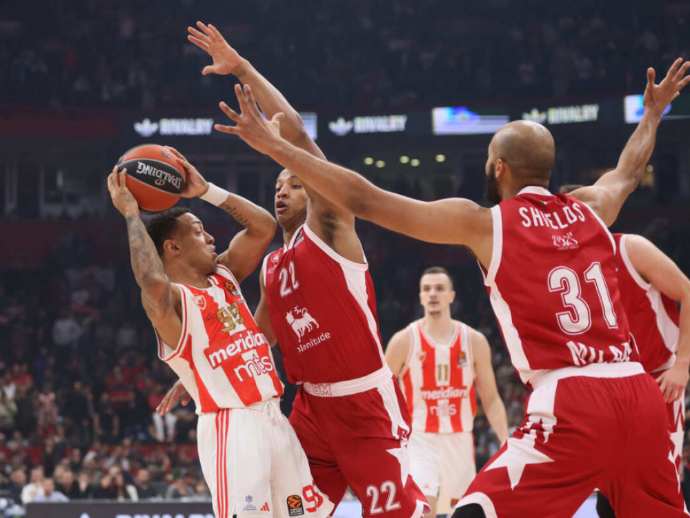 Košarkaši Crvene zvezde i igrači Olimpije Milano pod košem