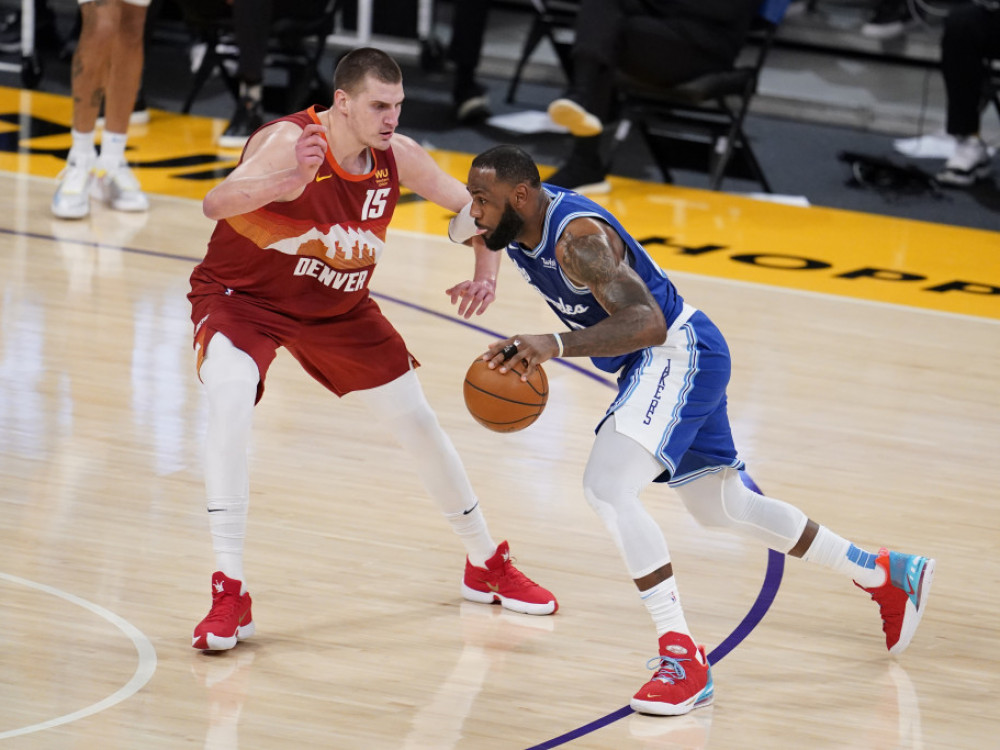 Nikola Jokić i Lebron Džejms u duelu na meču Denvera i LA Lejkersa