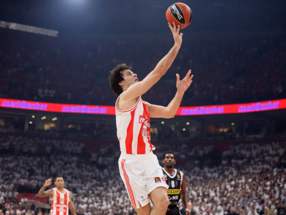 Miloš Teodosić, kođarkaš Crvene zvezde, polaže koš