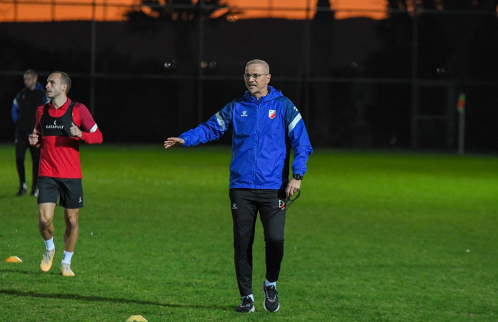 Božidar Bandović, trener FK Vojvodina, počastvovan dvomečom sa Ajaksom