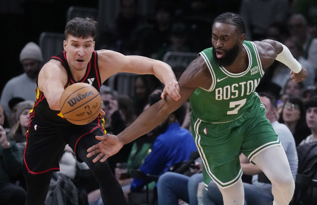 Bogdan Bogdanlović u duelu sa Džejlenom Braunom (Boston)