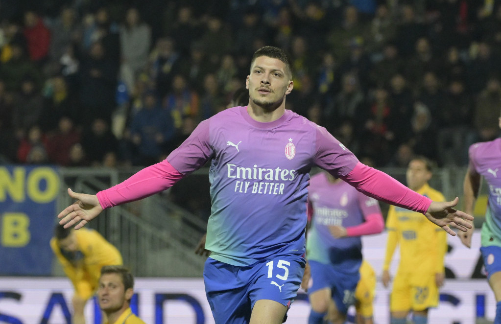 Luka Jović proslavlja gol Milana