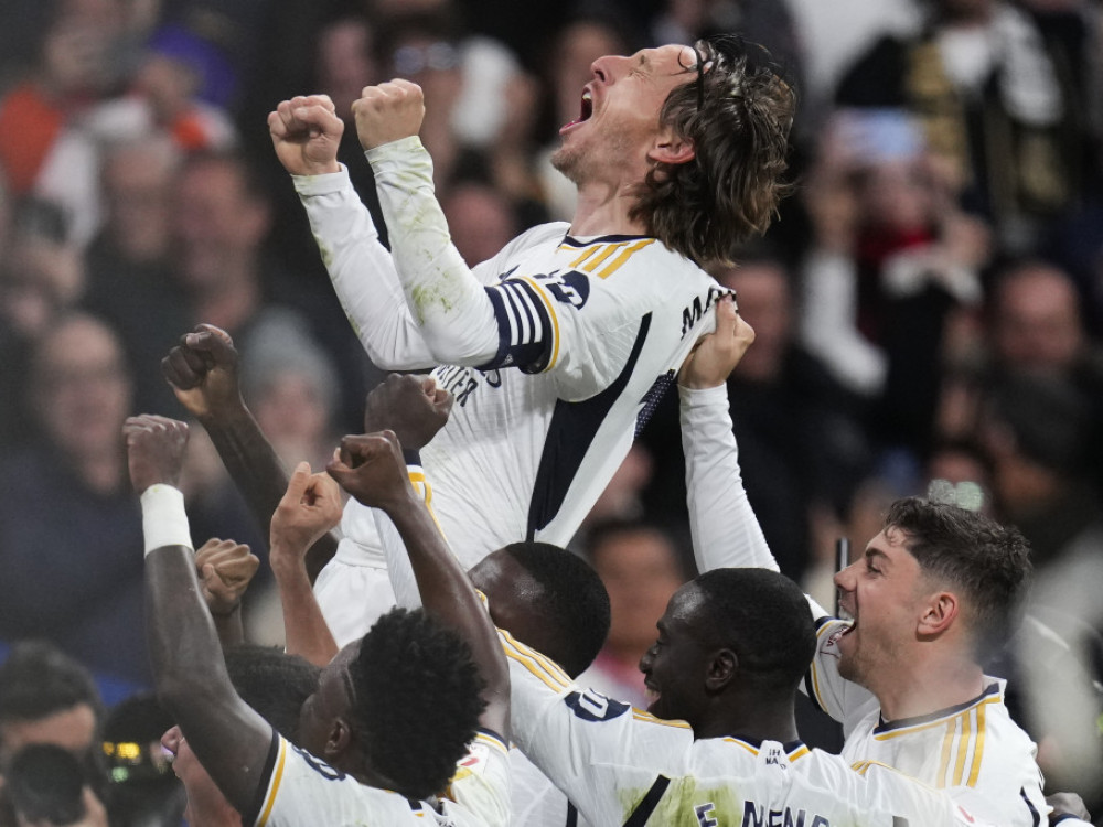 Fudbaler Luka Modrić slavi plasman u finale Lige šampiona sa saigračima