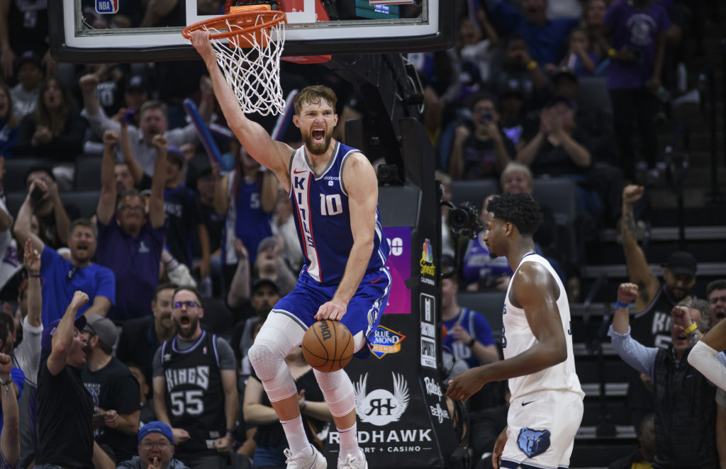 Domantas Sabonis stao je uz rame Hejsu, Melounu i Lovu