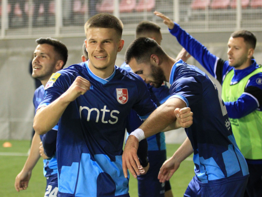 Stefan Vukić, fudbaler niškog Radničkog, sa ekipom proslavlja gol protiv Voždovca