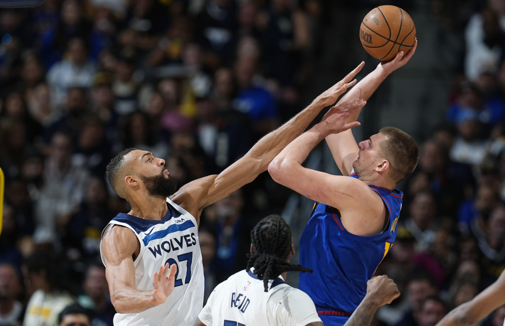 Nikola Jokić šutira preko Rudija Gobera u prvoj utakmici polufinalne serije NBA lige