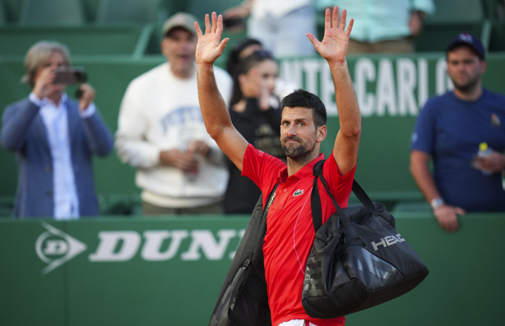 Srpski teniser Novak Đoković pozdavlja publiku na stadionu u Rimu