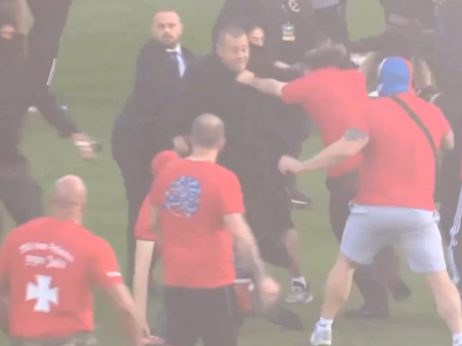 (VIDEO) Haos u finalu Kupa Češke: Birmanćević dao gol u nadoknadi, pa izbila masovna tuča navijača Viktorije i Sparte