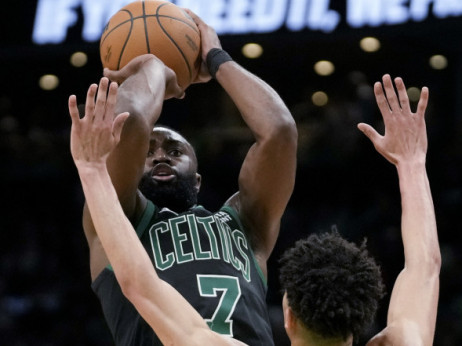 Braun ostvario rekord karijere u plej-ofu i vodio Boston do pobede nad Indijanom: Seltiksima dva trijumfa nedostaju za veliko finale NBA lige