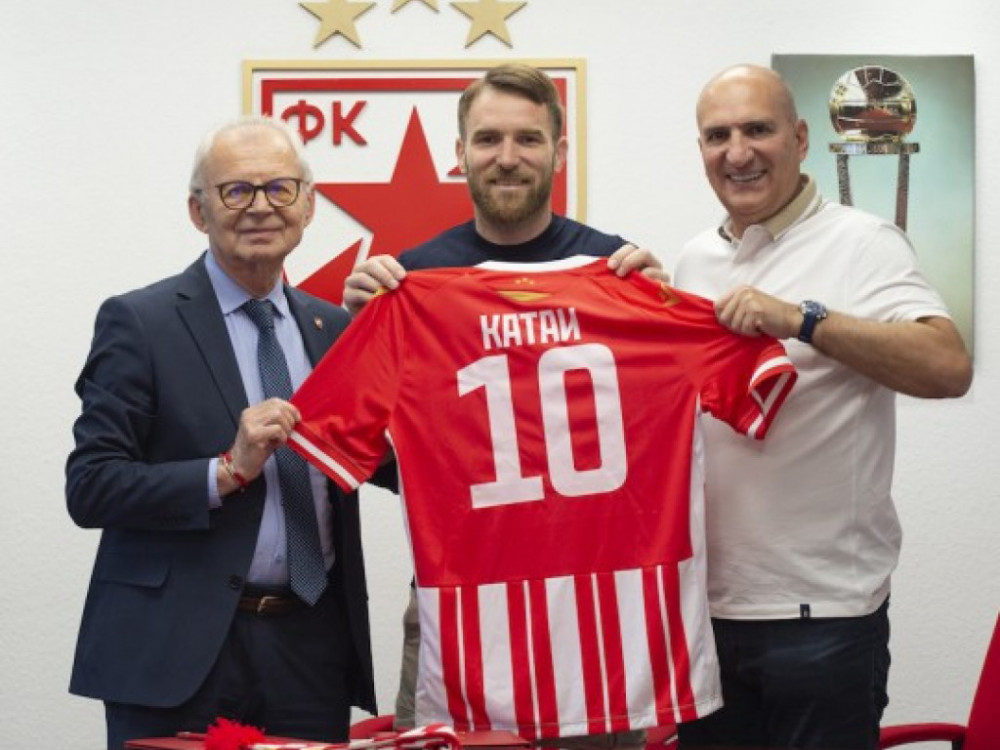 Aleksandar Katai, fudbaler Crvene zvezde u društvu čelnika kluba s kojim je produžio saradnju