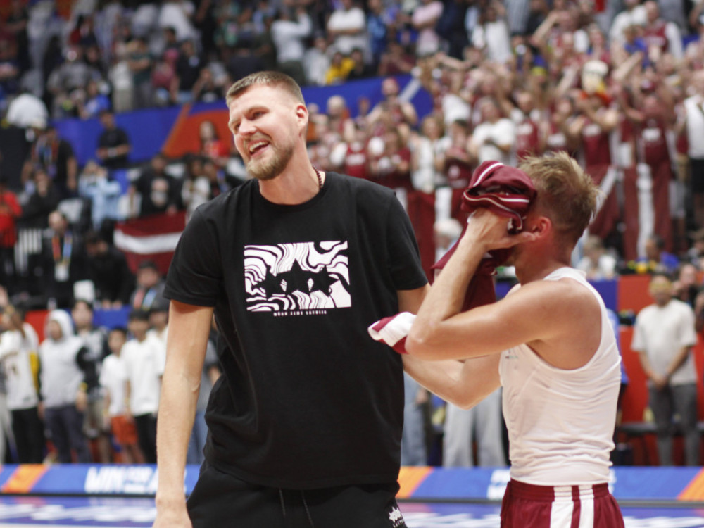 Košarkaš Letonije Kristaps Porzigins tokom meča sa Slovenijom