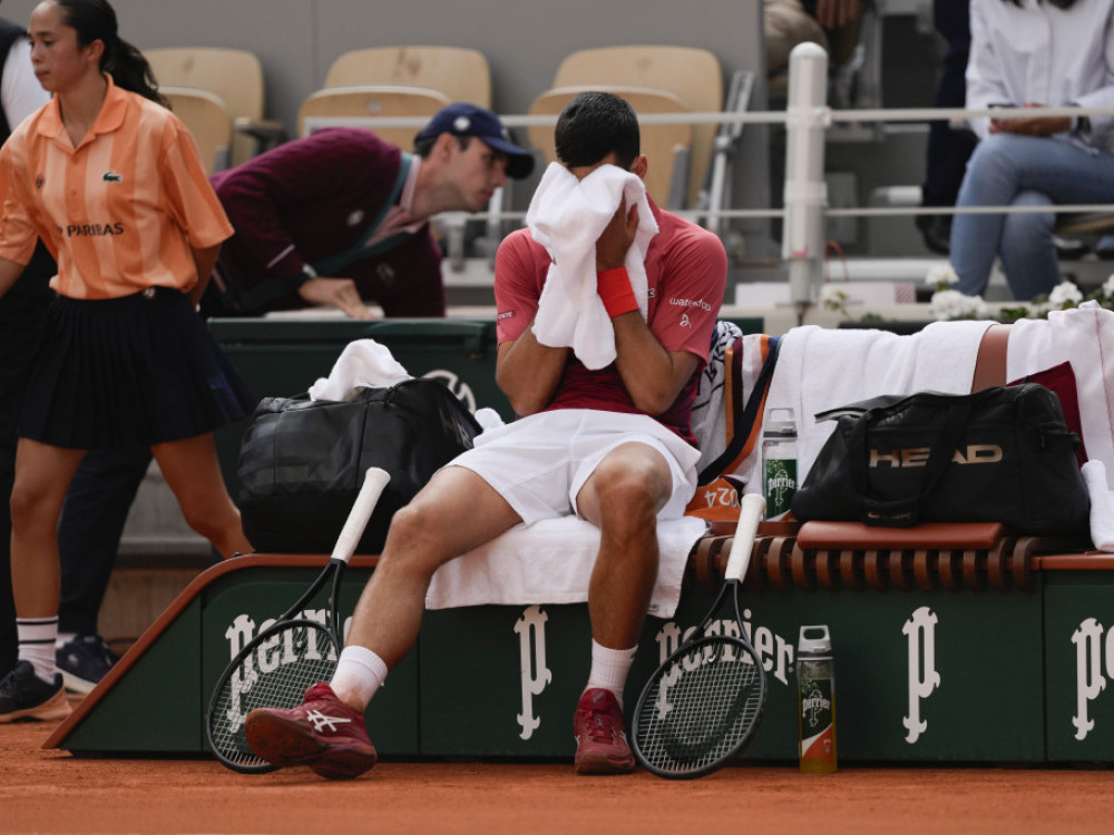 Novak Đoković povredio koleno tokom četvrtfinala Rolan Garosa