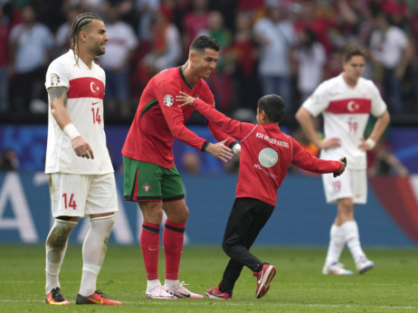 Veliki Kristijano Ronaldo: Dečak utrčao na teren kako bi se slikao sa zvezdom Portugala