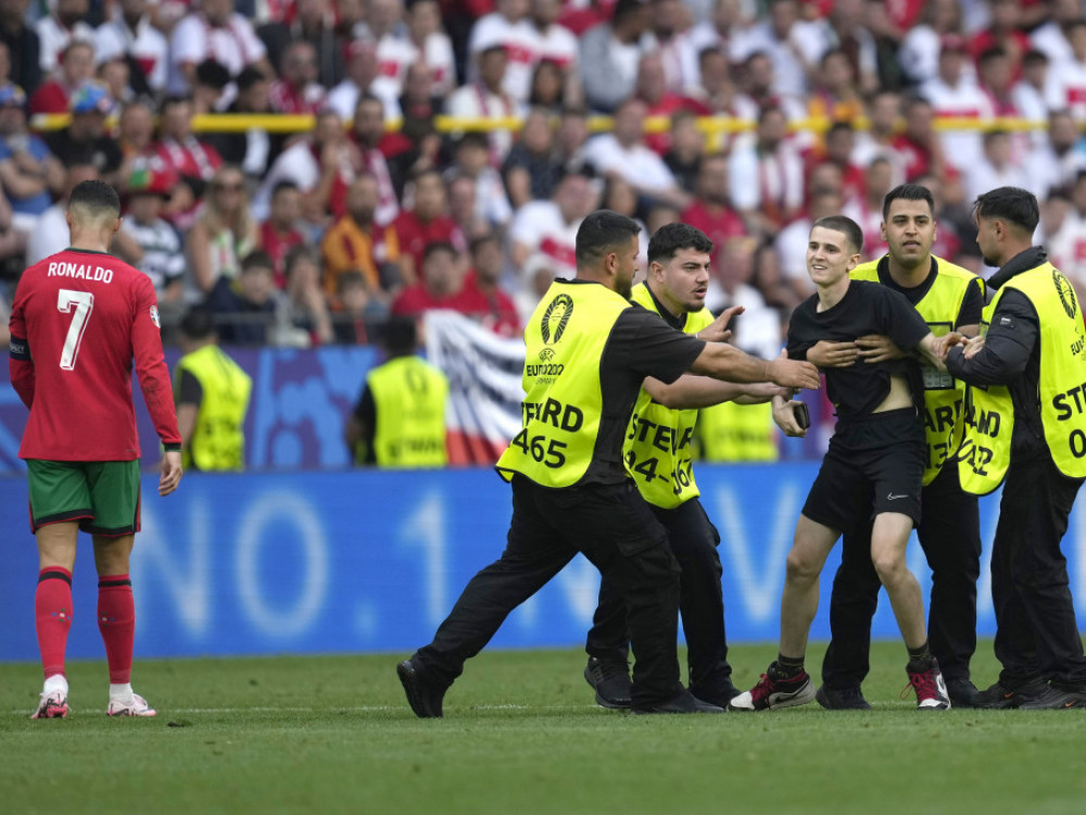 Kristijano Ronaldo i njegov fan tokom utakmice sa Turskom