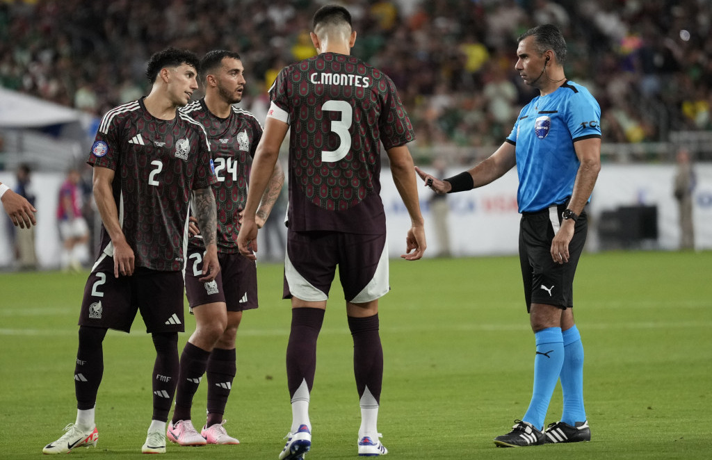 Fudbaleri Meksika u razgovoru sa glavnim arbitrom na meču protiv Ekvadora