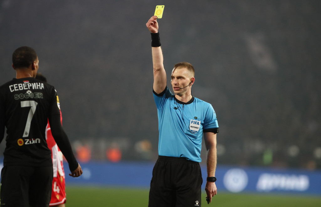 Srpski arbitar Pavle Ilić pokazuje žuti karton