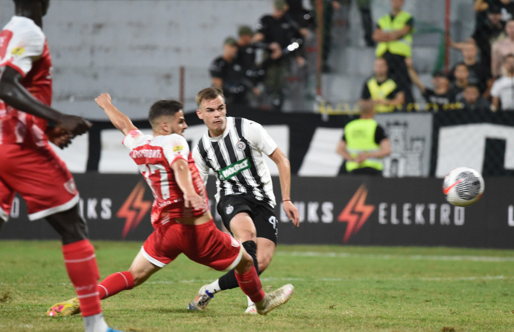 Nemanja Trifunović postiže gol za Partizan