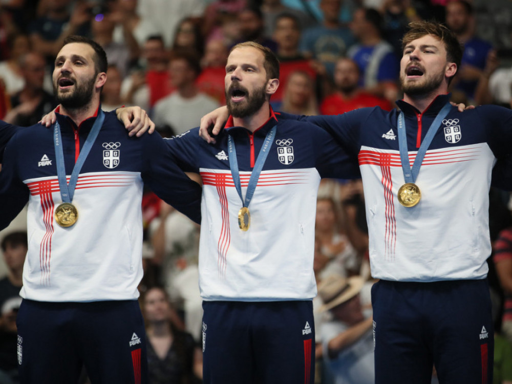 Nikola Dedović (u sredini), vaterpolista Srbije, na vrhu olimpijskog pobednikog postolja u Parizu