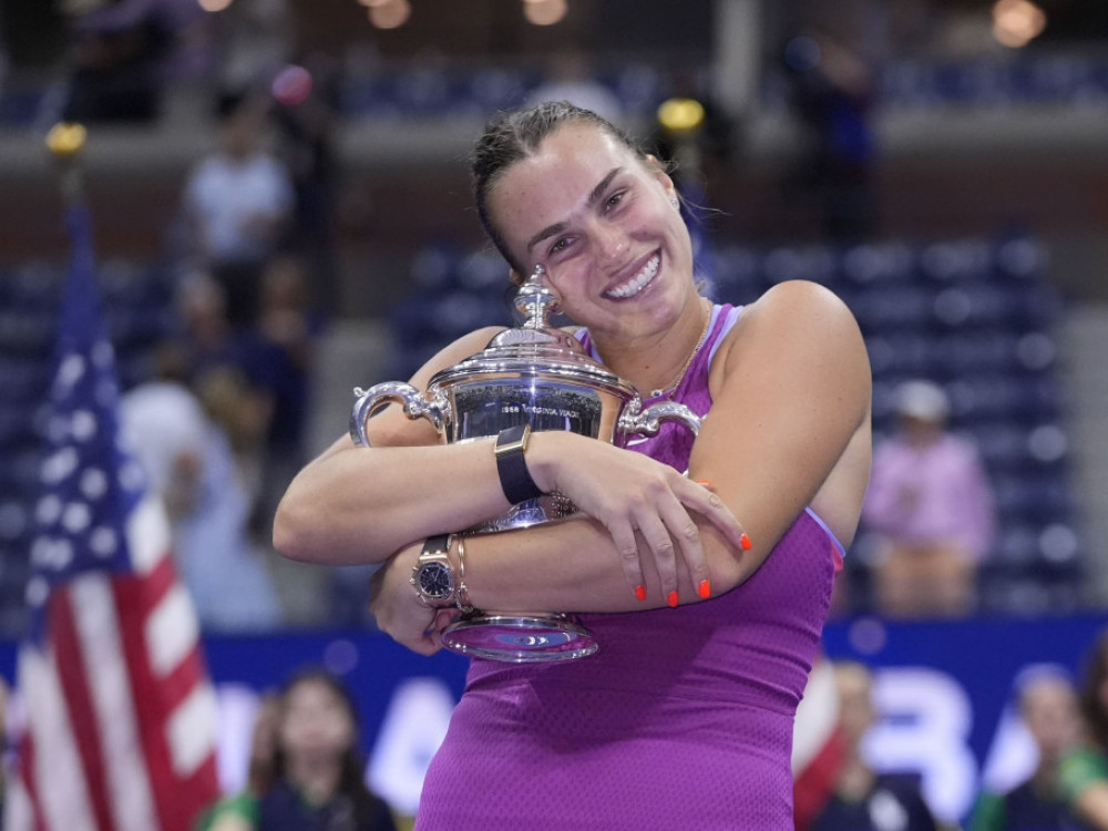 Arina Sabalenka pozira sa trofejem US Opena