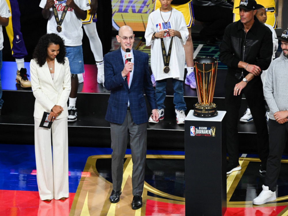 Komesar NBA lige Adam Silver sa trofejem koji će neka nova ekipa podići ove sezone