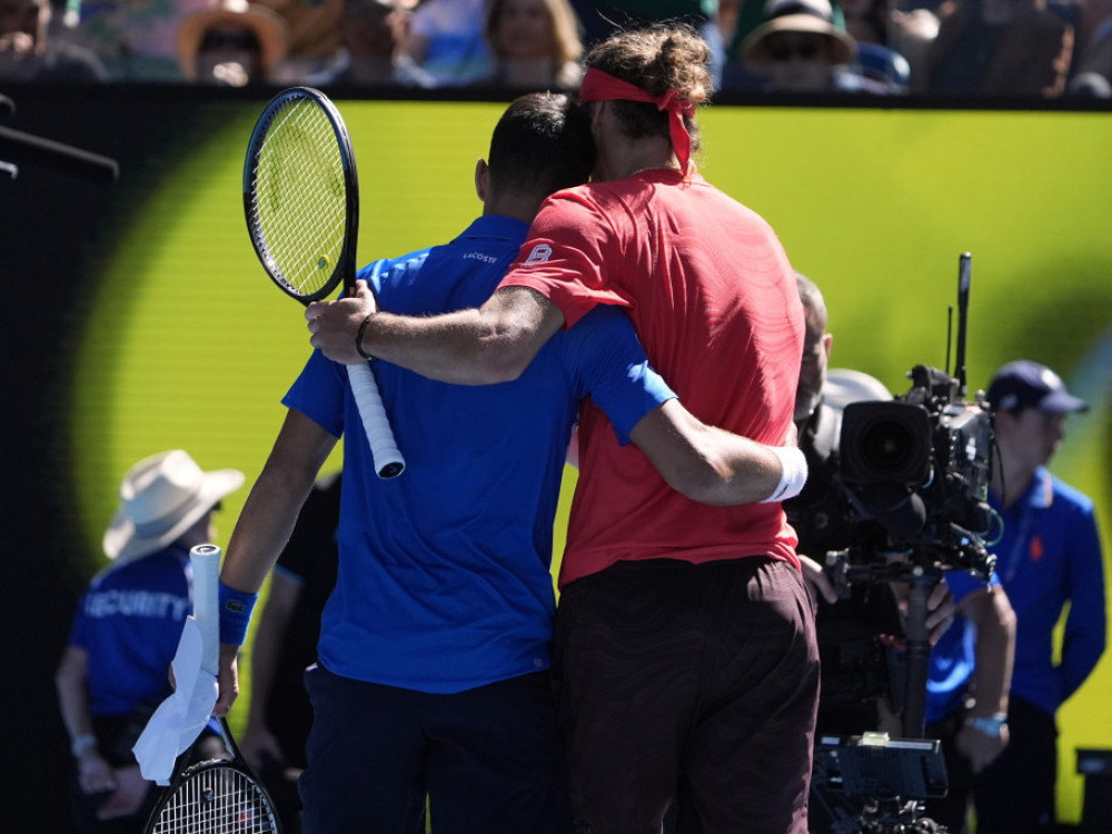 Novak i Zverev u zagrljaju