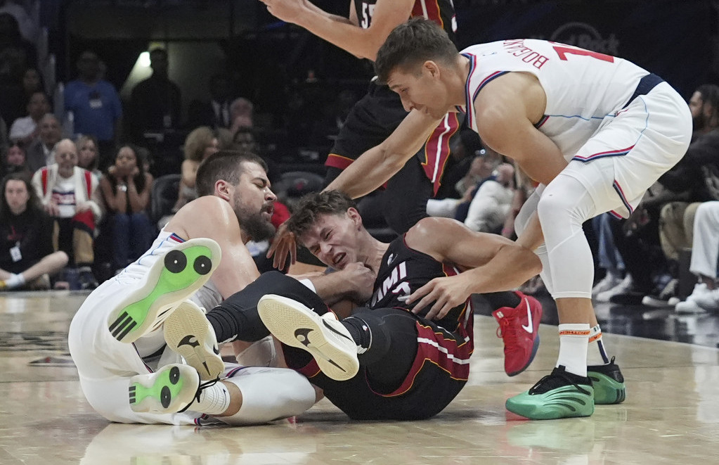 Bogdan Bogdanović i Ivica Zubac u borbi sa Pele Larsonom