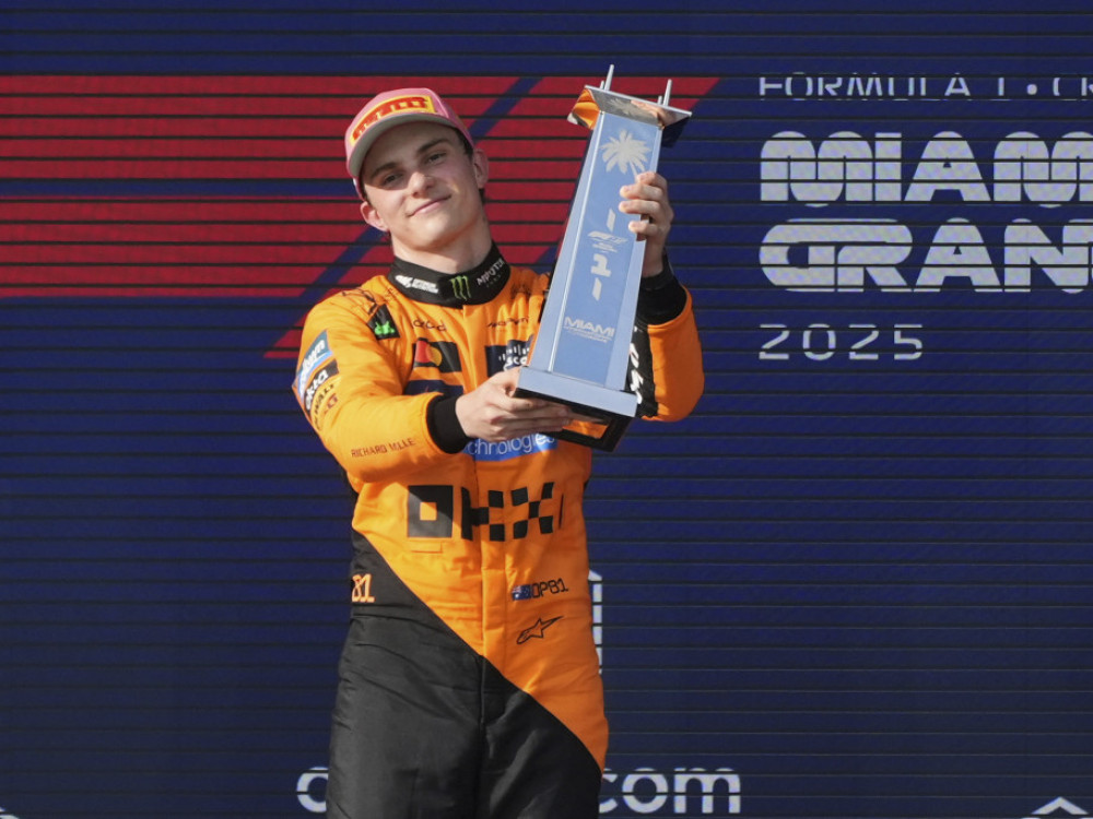 Oskar Pjastri, vozač Formule 1, na pobedničkom postolju u Majamiju