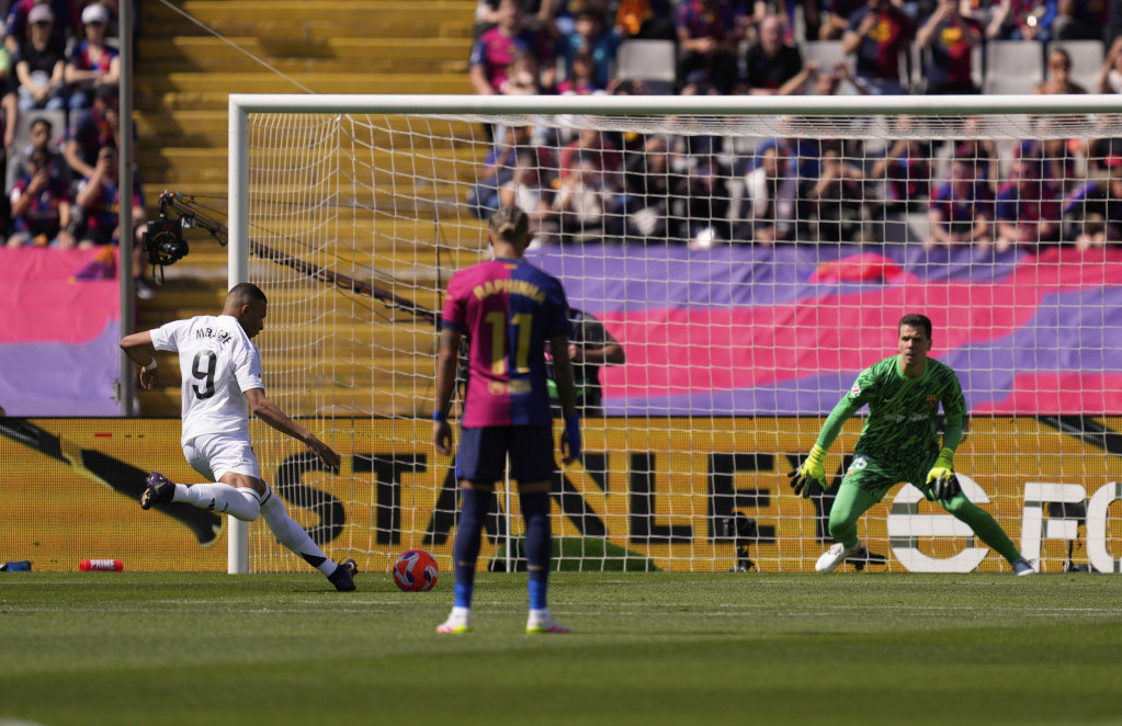 Kilijan Mbape postiže prvi gol za Real Madrid protiv Barselone