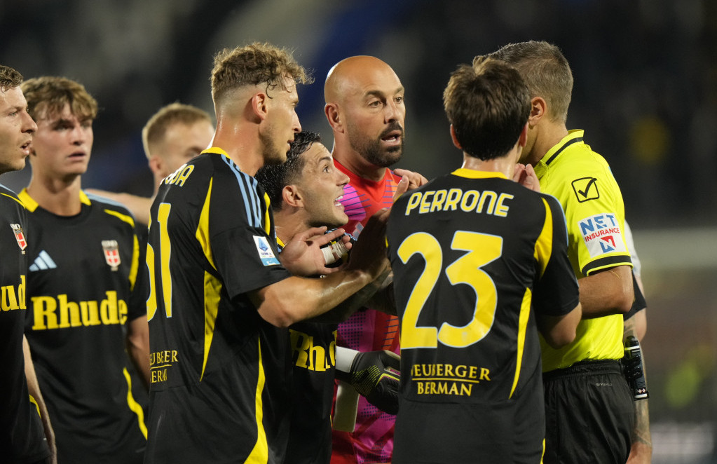 Pepe Rejna i igrači Koma okružili su sudiju