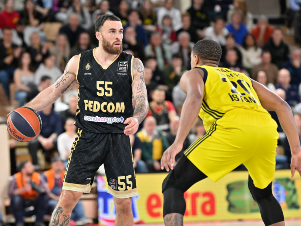 Majk Džejms i Devon Hol u duelu