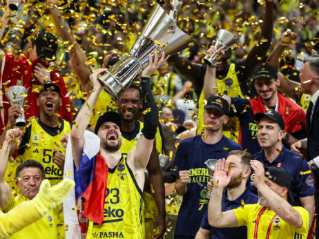 (VIDEO) Čast prepuštena Guduriću: Kapiten Fenera pustio srpskog reprezentativca da podigne trofej!