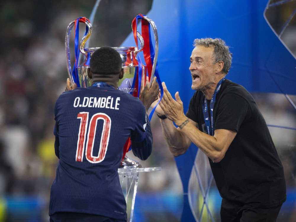 Osman Dembele, fudbaler PSŽ, sa trenerom Luisom Enrikeom slavi titulu Lige šampiona