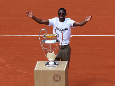 "Ušati trofej" gleda meč Novaka Đokovića: Dembele predstavio pehar Lige šampiona na Rolan Garosu