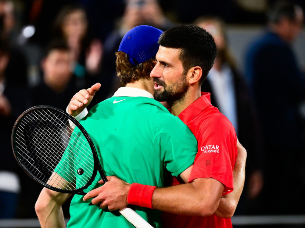 Janik Siner i Novak Đoković posle polufinala Rolan Garosa