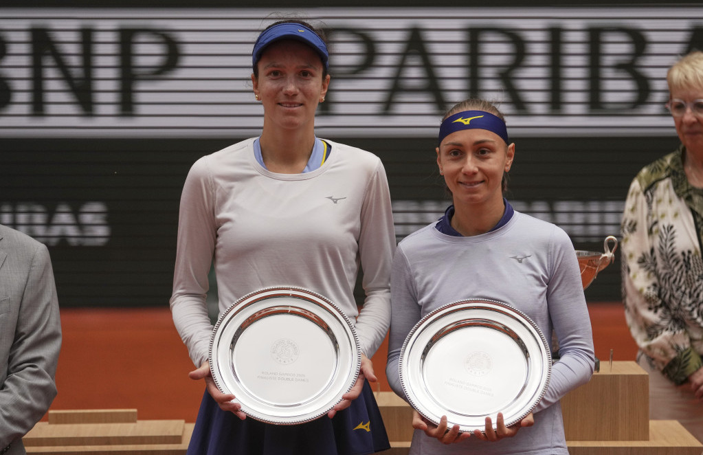 Aleksandra Krunić i Ana Danilila sa peharima vicešampionki Rolan Garosa