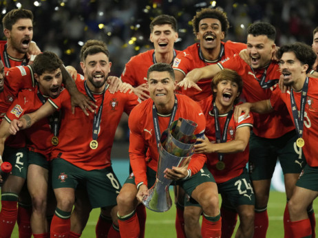 (VIDEO) Ronaldo sa suzama u očima slavi titulu: Biti kapiten ove generacije je nešto zaista posebno!