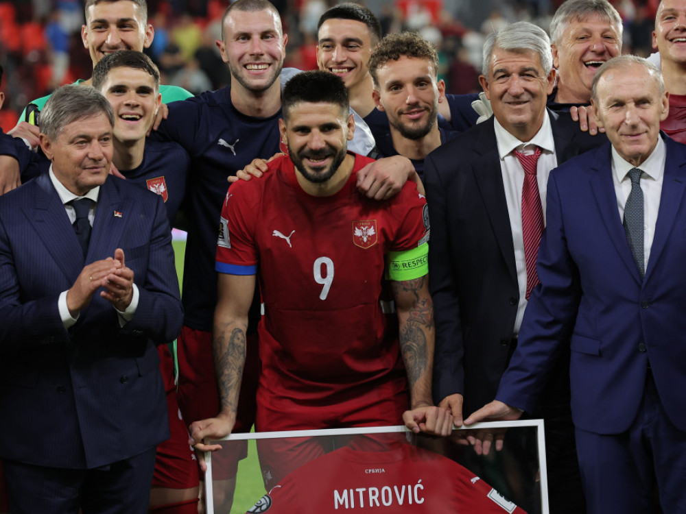 Dragan Stojković sa Mitrovićem i igračima