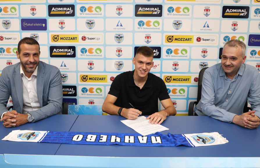 Stefan Mitrović na potpisivanju ugovora sa Železničarom