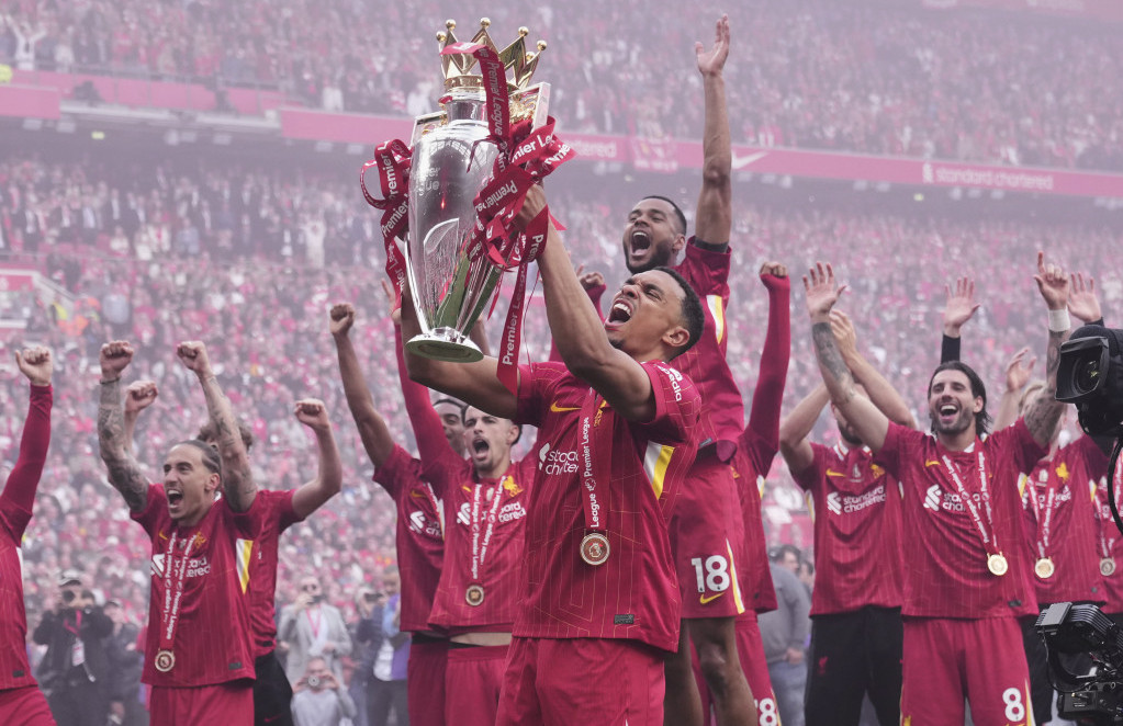 Trent Aleksander-Arnold slavi titulu šampiona sa saigračima iz Liverpula