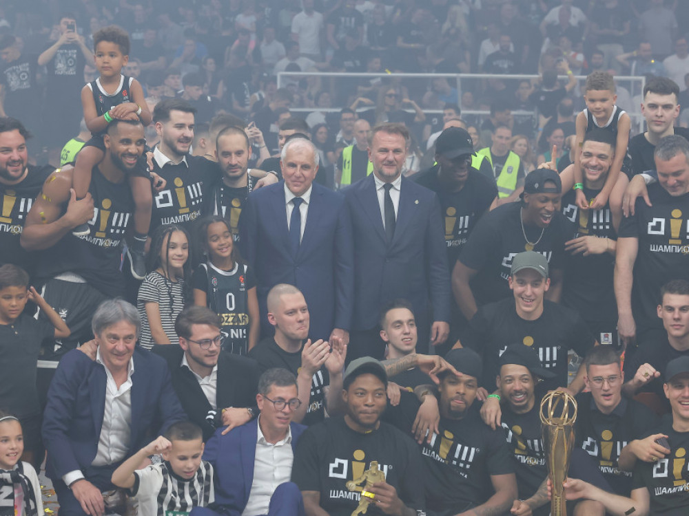 Ostoja Mijailović, predsednik KK Partizan, sa ekipom crno-belih