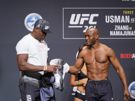 Uz saborca i pored svađe sa UFC-om: Enganu pružio podršku Usmanu na zvaničnom merenju