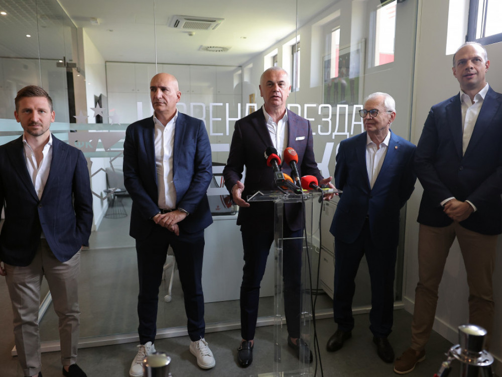 Zvezdan Terzić, generalni direktor FK Crvena zvezda, u društvu klupskih čelnika