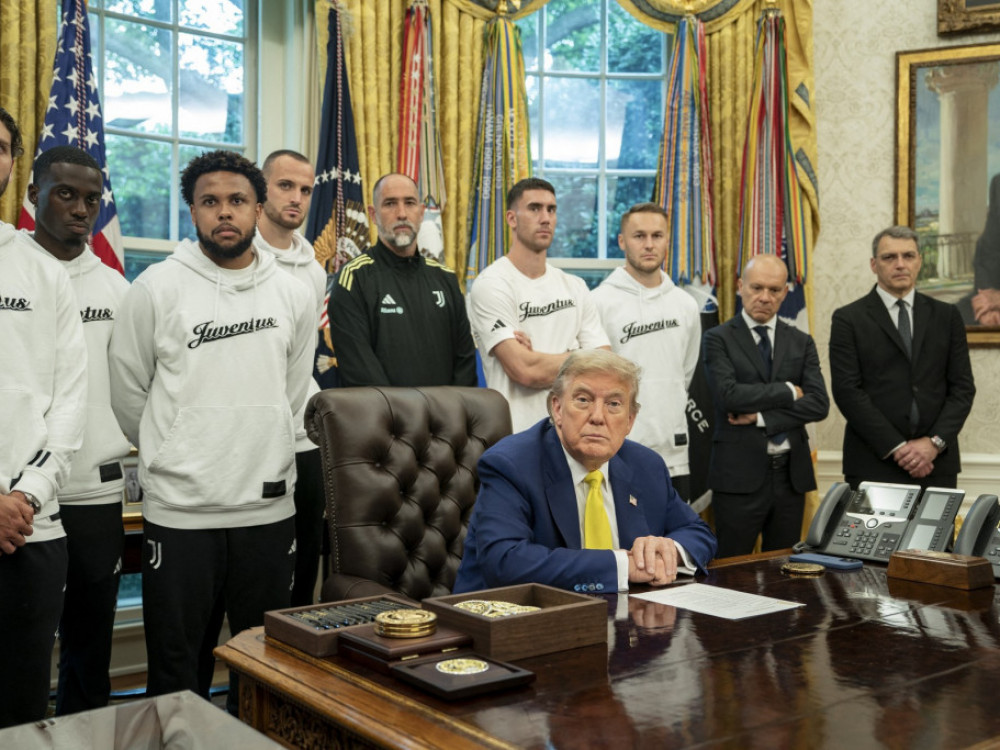Dušan Vlahović, fudbaler Juventusa, sa ekipom u poseti Donaldu Trampu